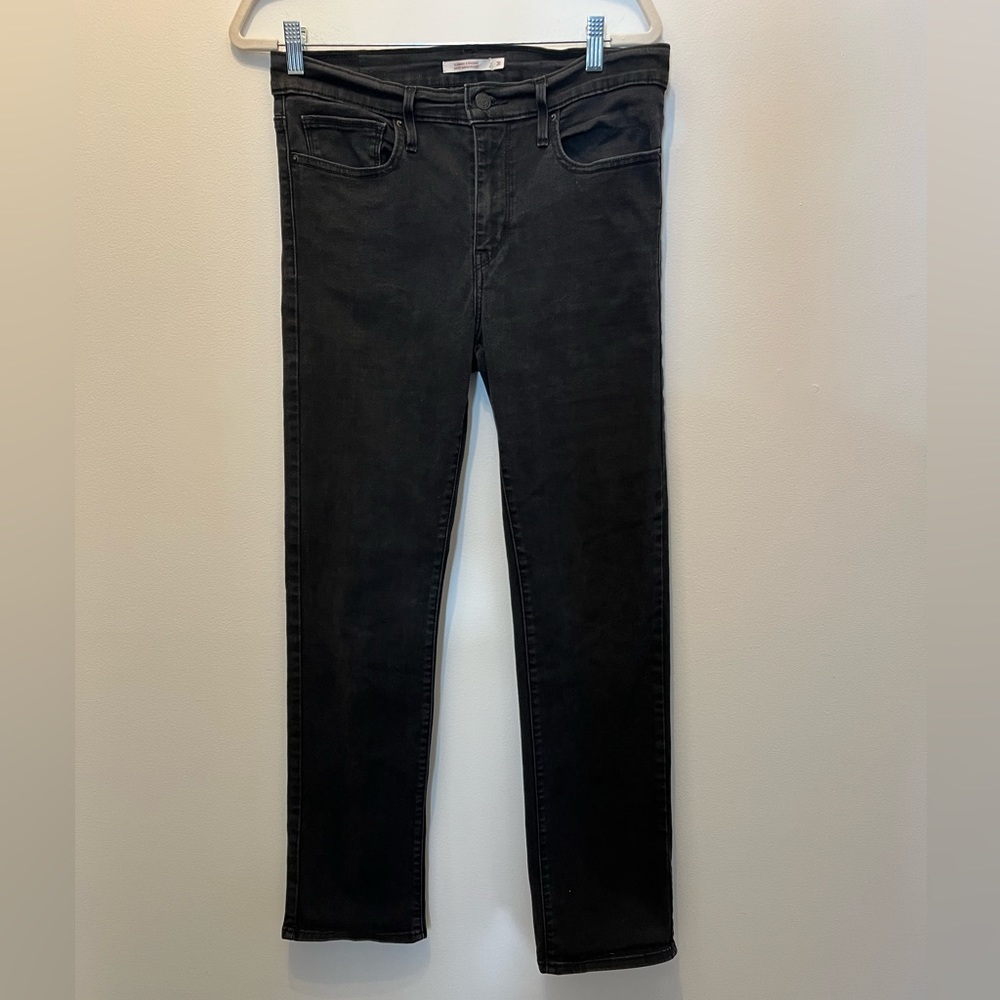 Levi’s Slimming Straight Jeans size 31